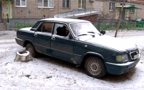 Уличные хулиганы раскурочили автомобиль, стоявший на стоянке в Дзержинске около месяца
