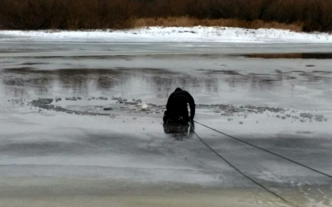 «Человек подо льдом!»: в Володарском районе из воды вытащили тело рыбака