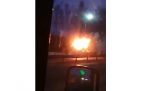 Фура с прицепом загорелась на трассе в Володарском районе (ВИДЕО)