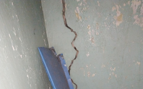 Стены трещат и дыры становятся больше: в поселке Пыра жилой дом трещит по швам (ФОТО)