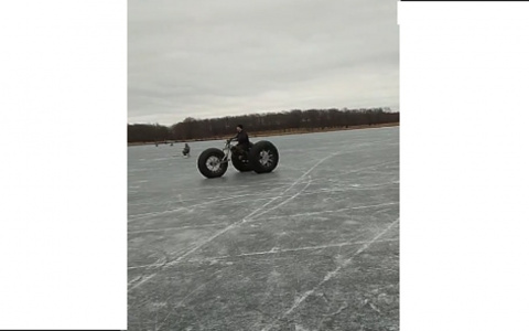 Нижегородец на самодельном трицикле прокатился по озеру Святому (ВИДЕО)
