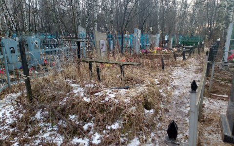 Все равно уже никому не надо: неизвестные убирают ограды с могил на игумновском кладбище