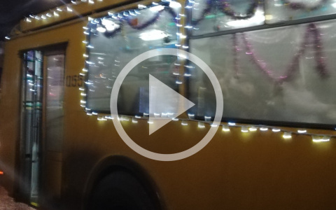 Подняли настроение: в Дзержинске курсирует новогодний троллейбус