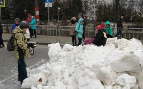 В Дзержинске на площадь Дзержинского привезли снег