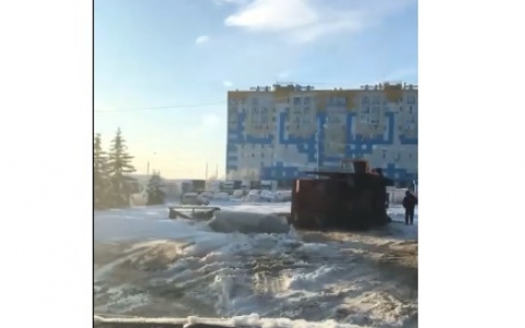 Снегоуборочная машина опрокинулась на бок, когда чистила дорогу в Дзержинске (ФОТО, ВИДЕО)