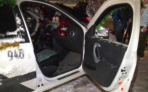 Пьяный мужчина разбил машину такси молотком в Дзержинске