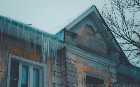 Крыши дзержинских домов чинят от протечек после очистки кровель от наледи