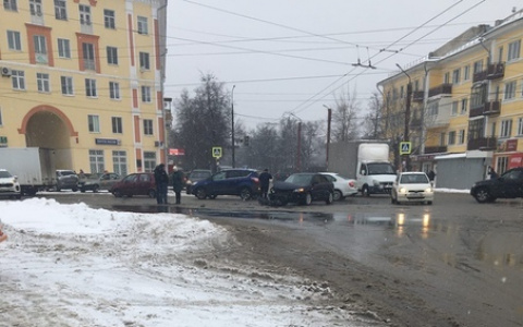 Светофор-убийца: на одном из перекрестков в Дзержинске аномально повышенная аварийность  (ФОТО)