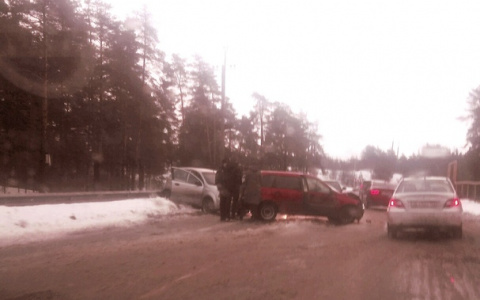 Они сошлись: два грузовых автомобиля не поделили трассу под Дзержинском