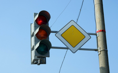 Будьте внимательны и смотрите на знаки: в Дзержинске отключат светофоры