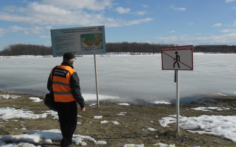 В Дзержинске спасли мужчину, провалившегося под лед
