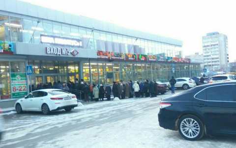 История с оплатой коммунальных услуг набирает обороты: очереди заканчиваются на улице