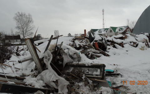 Мусор сжигается, а отходы сливаются: в поселке Пыра жалуются на один из участков