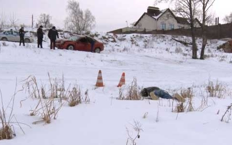 Загадочная авария: в Дзержинске на обочине обнаружили автомобиль, рядом с которым лежал труп (ФОТО)