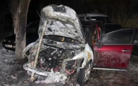 От любви до ненависти: В Дзержинске неизвестные подожгли машину