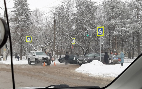 Ленд Крузер и Мазда не поделили улицу Гайдара в Дзержинске