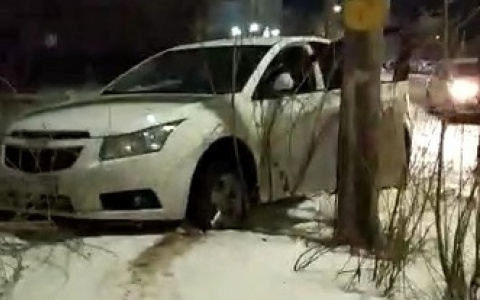 Иномарка со странным водителеи слетела с дороги в Дзержинске