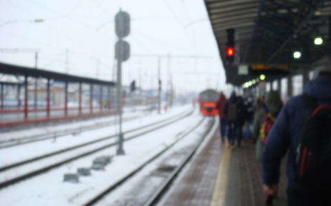 Ни стыда, ни совести: подростки заперлись в туалете электрички, чтобы не платить за проезд