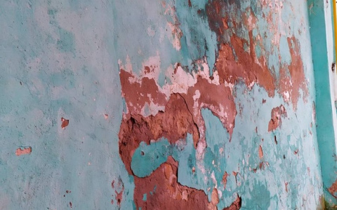 Тем временем шел 2020 год: в поселковой поликлинике под Дзержинском трещат стены и осыпается штукатурка (ФОТО)