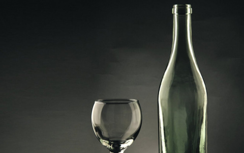 Для храбрости: жительница Дзержинска принесла в суд бутылку спиртного