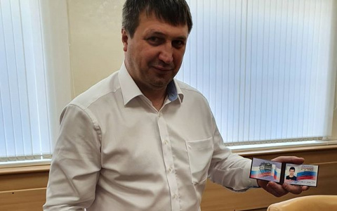 Мэр Дзержинска Носков вручил боксеру удостоверение мастера спорта России