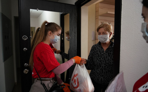 Участники движения «Дзержинский волонтер» доставляют продукты пожилым людям
