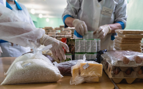 Дзержинским школьникам выдали первые продуктовые наборы