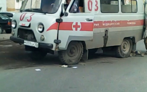Мужчина выпал на дорогу: ДТП с участием скорой помощи в Дзержинске (ВИДЕО)
