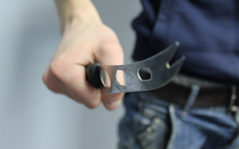 Грабитель напал с ножом на подростка и забрал у него телефон в Заволжье