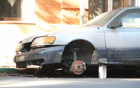 Вандал, повредивший автомобили дзержинцев, предстанет перед судом