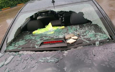 В Богородске часть фасада администрации рухнула на машину с ребенком