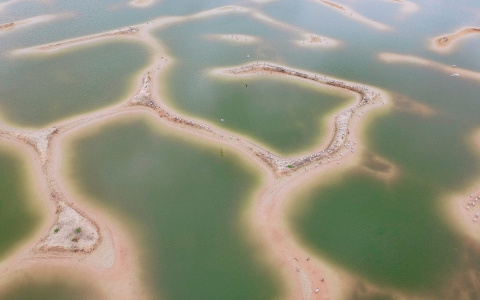 Отдыхающие заполнили песчаный карьер под Дзержинском