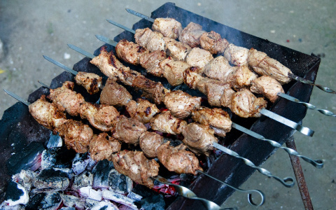 Баранину назвали самым вредным мясом для приготовления шашлыка