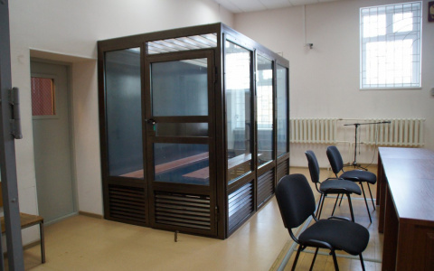 Дзержинец оскорбил судью во время заседания