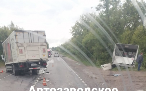 Пять человек пострадали в ДТП автобуса и большегруза в Дзержинске (ФОТО, ВИДЕО)