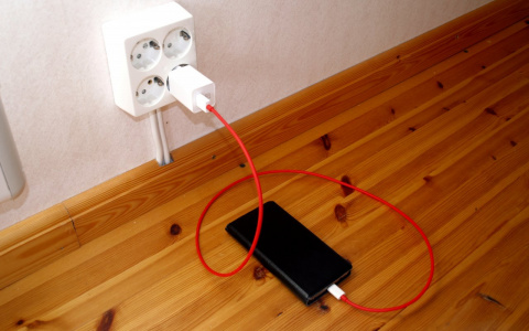 Эксперт рассказал, можно ли оставлять в розетке "зарядку" без телефона