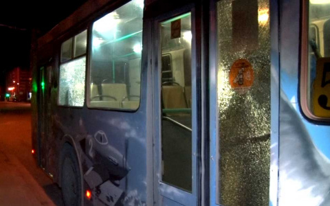 Неизвестные обстреляли троллейбус с пассажирами в Дзержинске (ФОТО)
