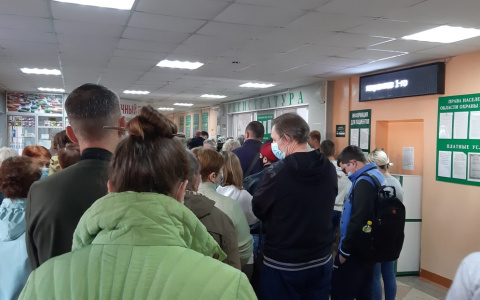Огромная очередь собралась в регистратуре поликлиники в Дзержинске