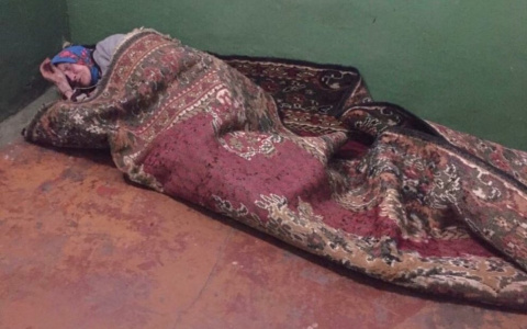Пожилая жительница Дзержинска несколько дней спала в подъезде