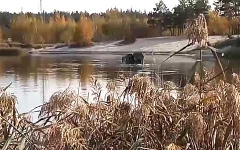 Автомобиль-амфибия затонул на Заревском котловане в Дзержинске