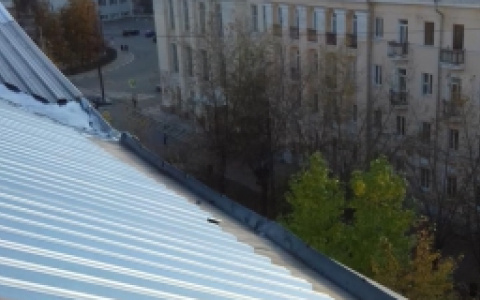 По факту гибели рабочего из-за падения с крыши возбудили уголовное дело