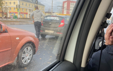 Горожане жалуются на долгий светофор на перекрёстке Черняховского-Дзержинского