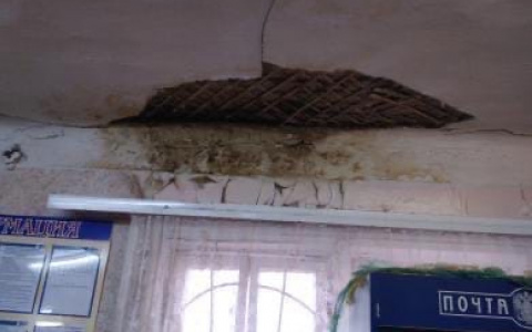Обрушение потолка помогло отделению почты переехать из "столетнего" здания на Бору