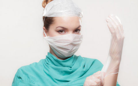 Главный инфекционист Минздрава: ношение перчаток неэффективно