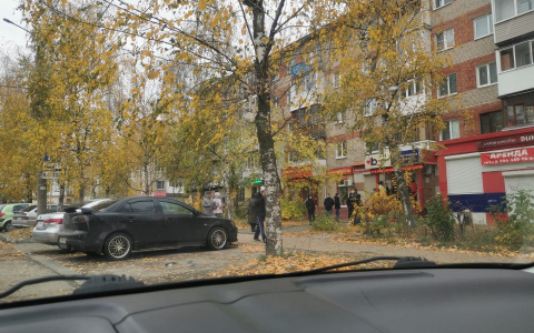 В Дзержинске у лаборатории, где принимают тесты на Covid-19 заметили очередь