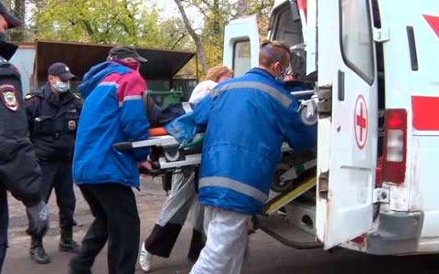 В Дзержинске с крыши упал кровельщик