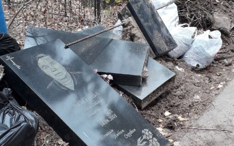 Дзержинское кладбище заполнилось мусорными "горами"