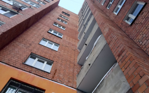 Школьница разбилась при падении с крыши в Дзержинске