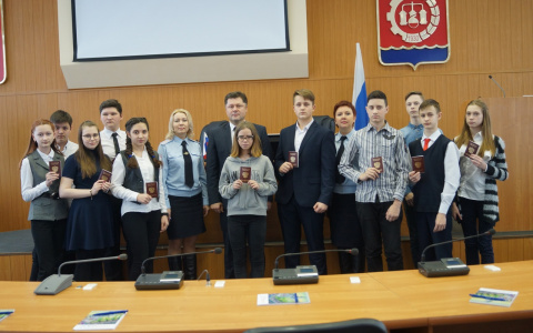 Депутаты Дзержинска провели церемонию по вручению паспортов школьникам