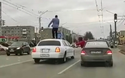 Дзержинец в костюме Джокера проехался верхом на крыше лимузина